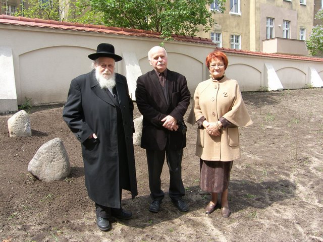 rabin Schlezinger, główny architekt J.Wilczak i Alicja Kobus która wniosła ogromny wkład pracy i czasu w przywrócenie tego skrawka ziemi jego przeznaczeniu
