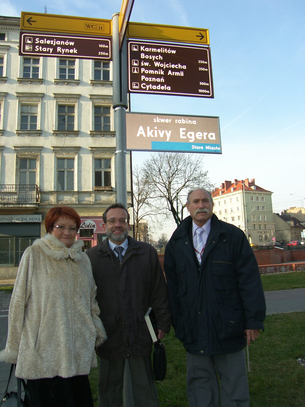 Alicja z goścmi przy skwerze rabina Akivy Egera