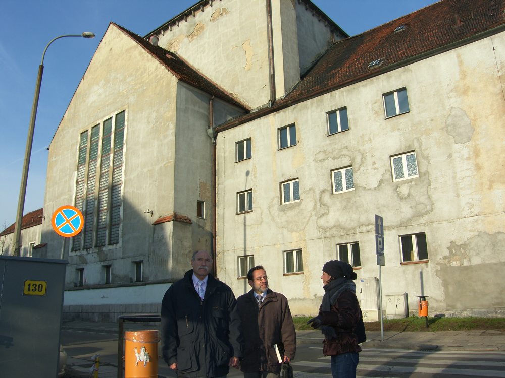 synagoga od ul. Stawnej - pamiątkowe zdjęcie