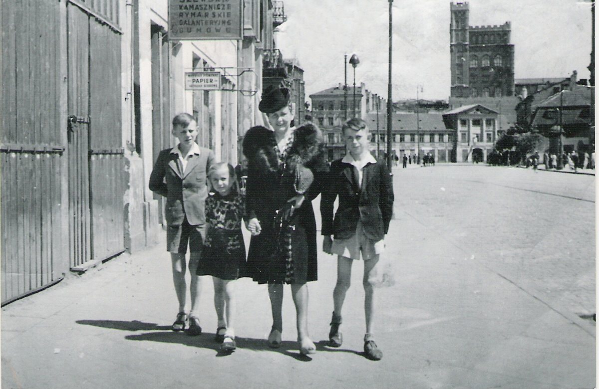 Julianna z dziećmi -Warszawa ul. Twarda, 1942r