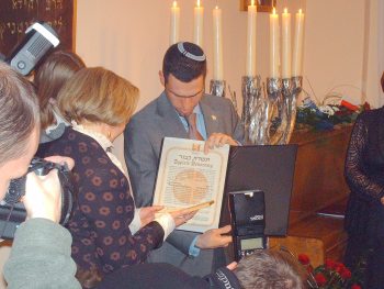 Yaakov Finkelstain z ambasady Izraela wręcza Krystynie Dypolom i Medal YV przyznany Jej matce Juliannie
