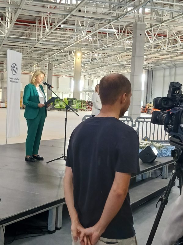 Wystąpienie podczas uroczystości zawieszenia wiechy, w hali zakładu